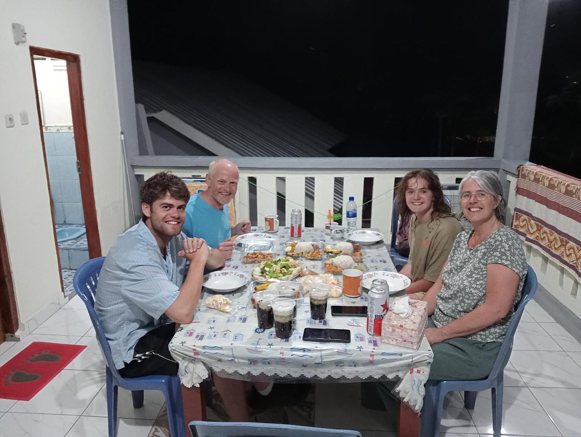 Yusilver Guest House Labuan Bajo Bagian luar foto